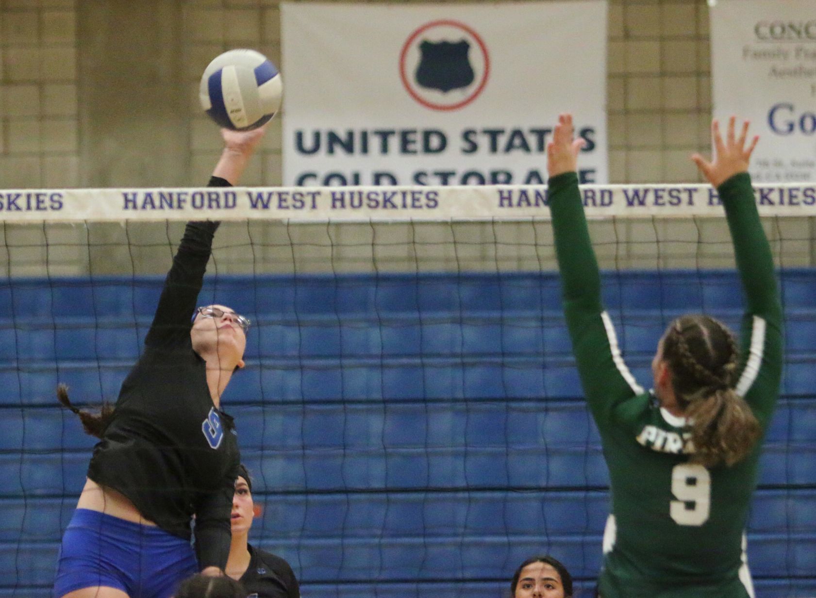 Huskies crumble down the stretch
